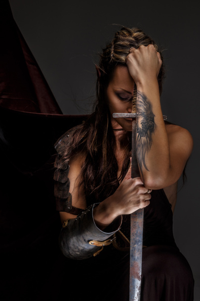 Elfenfrau mit Schwert - Foto, Bild