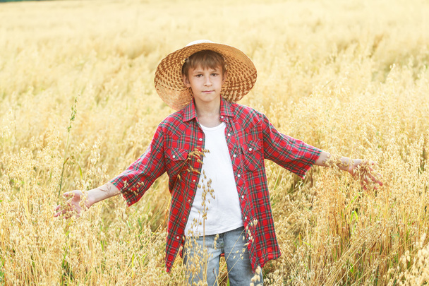 Sárga széles karimájú természetes szalmakalap-gyalogos tizenéves fiú portré - Fotó, kép