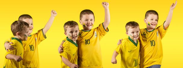Deux garçons en chemise nationale brésilienne de football
 - Photo, image