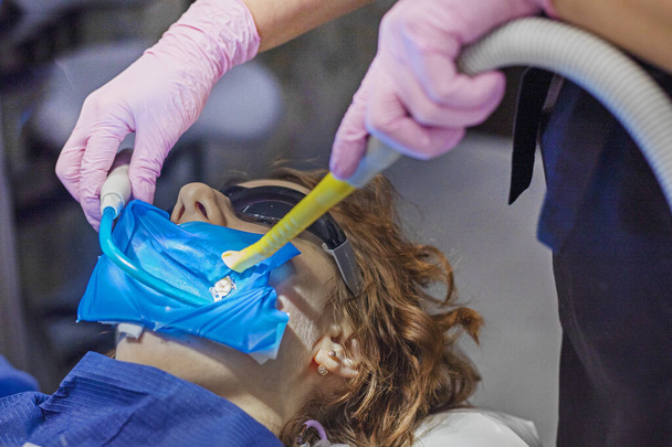 Зуб заполнил девочку-подростка в стоматологическом кабинете - Фото, изображение