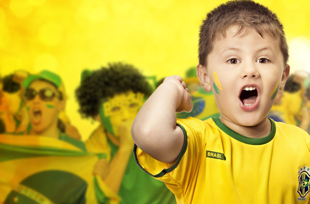 Молодий хлопчик бразильський футбольний вболівальник - Фото, зображення