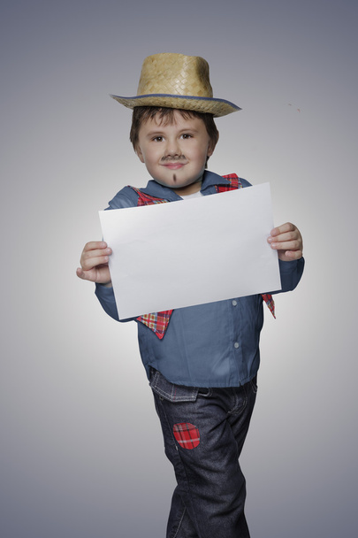 Αγόρι με γενειάδα και κρατώντας ένα φύλλο χαρτί καπέλο - Φωτογραφία, εικόνα