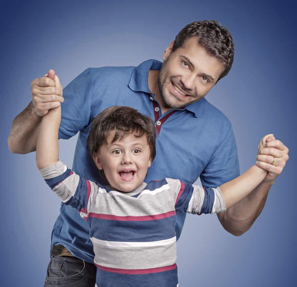 Молодий щасливий батько з сином
 - Фото, зображення