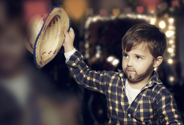 Αγόρι με Χειροποίητη γενειάδα και ένα καπέλο - Φωτογραφία, εικόνα