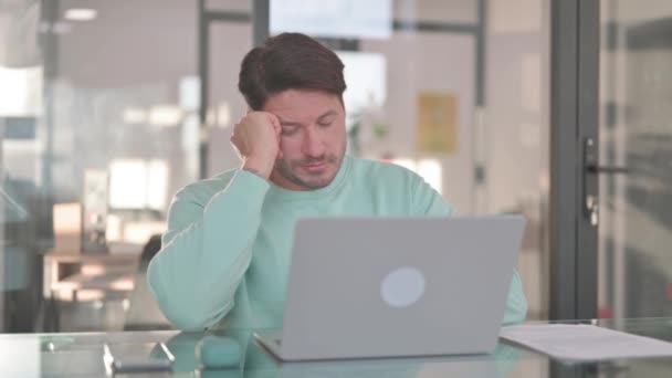 Κουρασμένος μέσης ηλικίας άνθρωπο στον ύπνο στην εργασία - Πλάνα, βίντεο