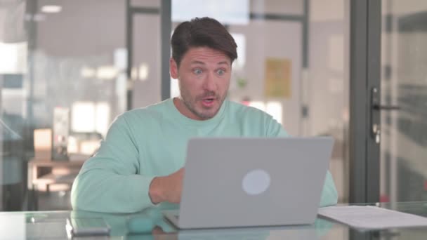 Besorgter Mann schockiert über Verlust auf Laptop - Filmmaterial, Video