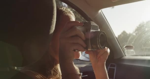 Digitalkamera, Lächeln und Frau auf Autoreise, Reise oder Erinnerungsfoto vom Australien-Urlaub. Transport, Humor oder Beifahrer im SUV, Van oder aufgeregt für Urlaubsfotos. - Filmmaterial, Video