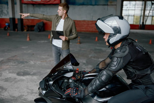Pratique de conduite au centre de formation des conducteurs de moto avec moto intérieure. Apprendre à faire de la moto - Photo, image