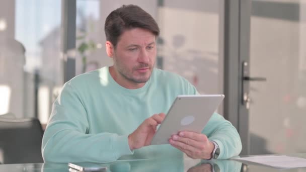 Mann mittleren Alters nutzt digitales Tablet - Filmmaterial, Video