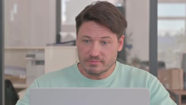 Close-up van Man chatten Online op laptop tijdens het zitten - Video