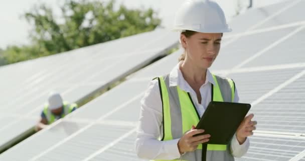 女性,タブレットおよび太陽電池パネルまたは持続可能な,環境または安全のための点検の電気. 未来の環境に優しいまたは農業のための女性の人,屋外およびエンジニア,クリーン エネルギーかデジタル. - 映像、動画