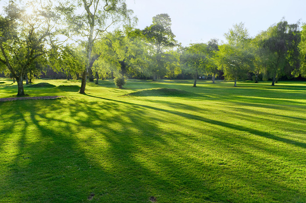 Coucher ou lever de soleil sur un terrain de golf britannique
 - Photo, image
