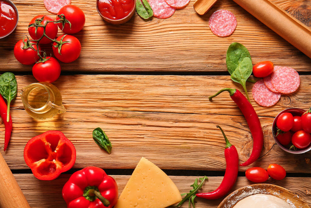 Рамка из свежих ингредиентов для приготовления пиццы на деревянном фоне - Фото, изображение