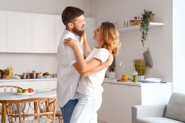 Couple heureux en amour dansant dans la cuisine - Photo, image