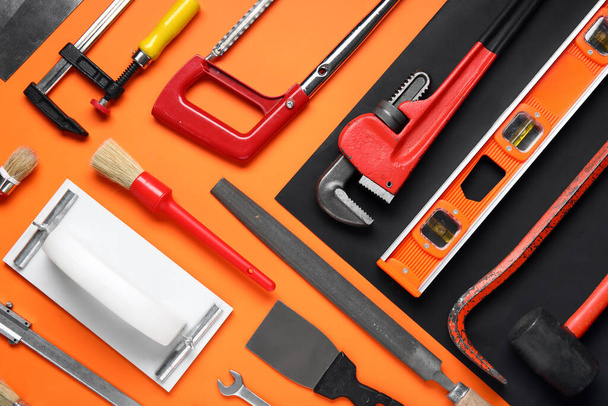 Conjunto de herramientas de construcción sobre fondo naranja - Foto, imagen