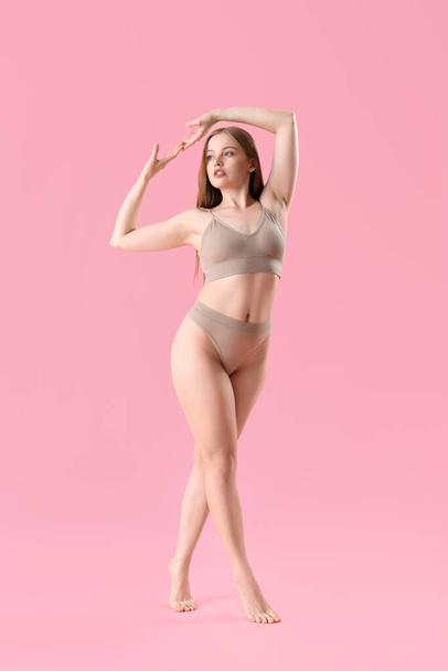 Gyönyörű nő fehérnemű rózsaszín háttér - Fotó, kép