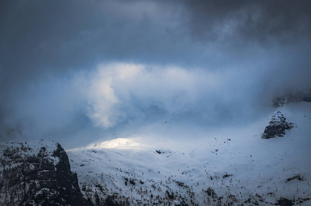 Kevät lumi Mount Canin ja Montasio - Valokuva, kuva