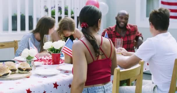 Gesicht, Freunde und glückliche Frau mit Wein bei Party, Event und Feier am 4. Juli in den USA. Porträt, Alkoholglas und Person am Tisch für patriotische Feiertage, Unabhängigkeitstag und Essen zu Hause. - Filmmaterial, Video