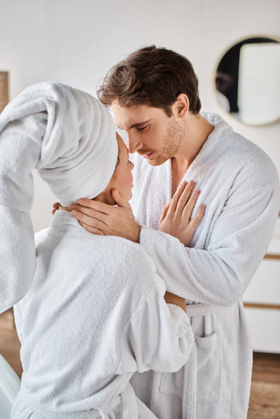 Vonzó pár szerelmes fürdőszobában ölelés és ölelés, férfi megérinti a barátnője nyakát - Fotó, kép
