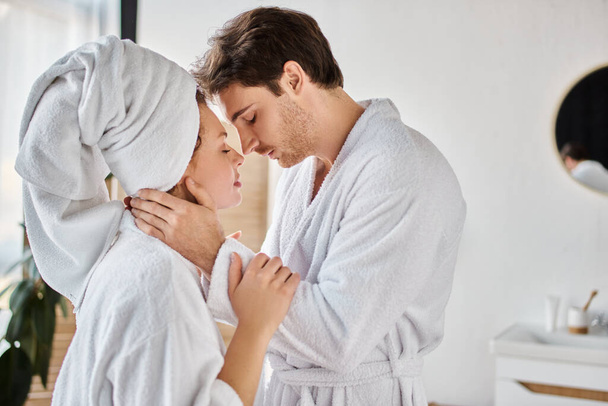 Morgen verliebtes Paar im Badezimmer. Junge Partner umarmen sich und haben liebevolle Momente - Foto, Bild