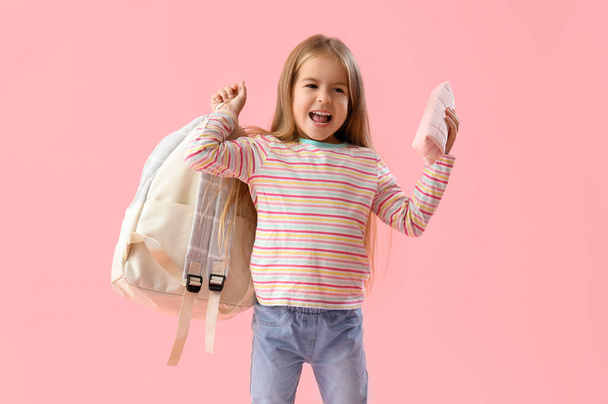 Aranyos kis iskolás lány hátizsák és ceruza tok rózsaszín háttér - Fotó, kép