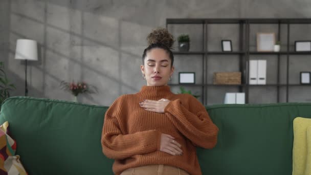μία γυναίκα ενήλικη καυκάσια γυναίκα διαλογίζεται χιλιετή διαλογισμό εξάσκηση της γιόγκα mindfulness με τα μάτια κλειστά στο σπίτι πραγματικούς ανθρώπους έννοια φροντίδα αντίγραφο χώρο - Πλάνα, βίντεο
