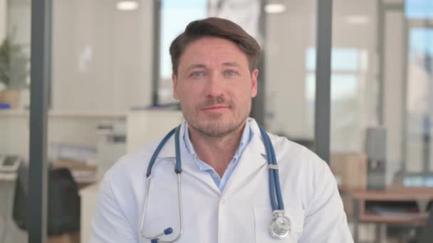 Muotokuva lääkäri tekee Video Chat - Materiaali, video