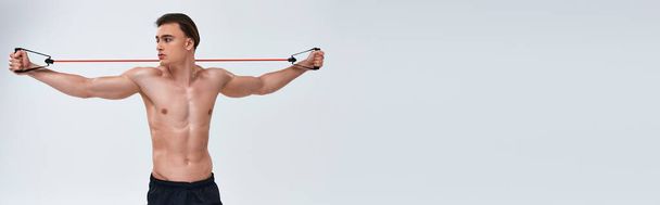 verlockend hemdlos sportlicher Mann in schwarzer Hose beim Training mit Fitnessexpansion und weggucken, Banner - Foto, Bild