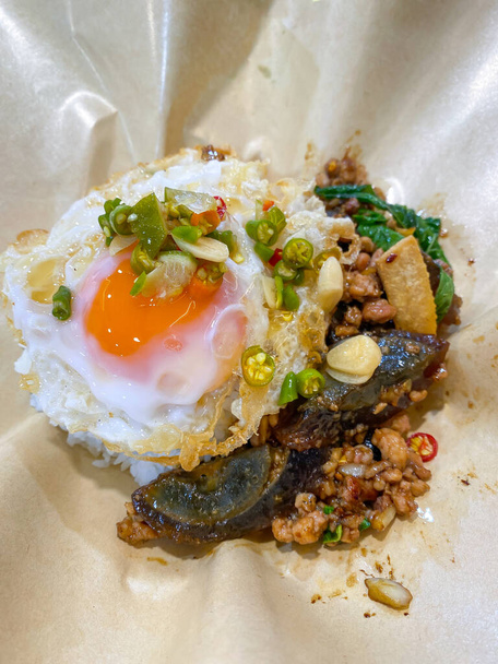 Riso condito con pancetta di maiale con basilico tailandese e uovo fritto - Foto, immagini