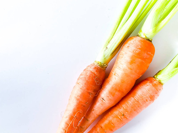 Świeże warzywa korzeniowe marchewki na białym tle - Zdjęcie, obraz
