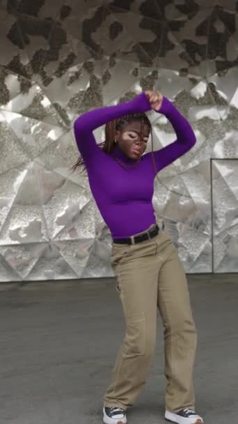 Vertikální zpomalení videa energické africké ženy s vitiligo tanec volný styl ve městě - Záběry, video