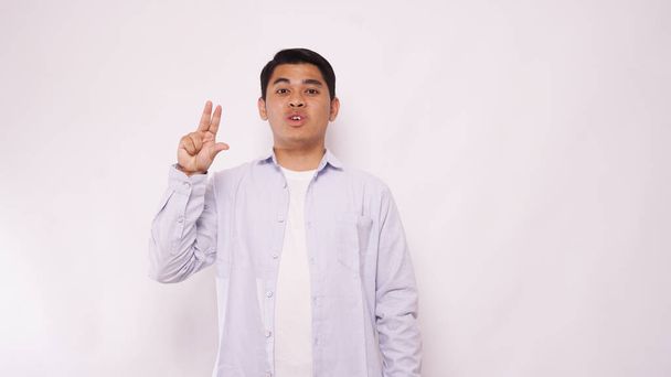 Ázsiai férfi jelbeszédet használ kézzel. Tanuld meg kézzel a jelbeszédet. ASL Amerikai jelnyelv - Fotó, kép