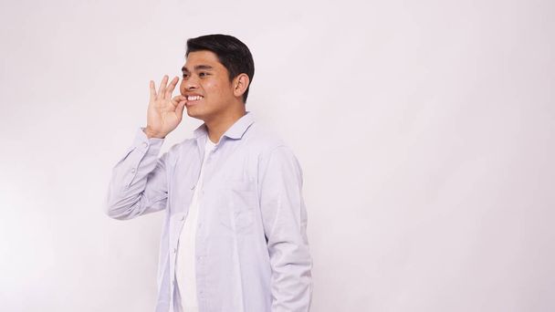 Ázsiai férfi jelbeszédet használ kézzel. Tanuld meg kézzel a jelbeszédet. ASL Amerikai jelnyelv - Fotó, kép