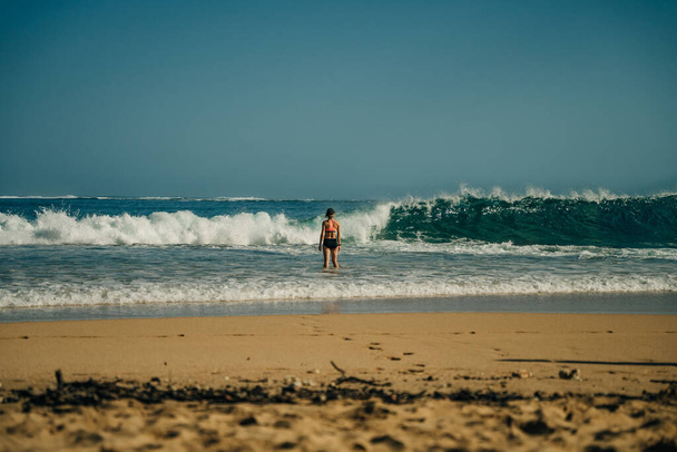 Lumahai Beach é um paraíso isolado encontrado na costa norte de Kauai, Havaí. Foto de alta qualidade - Foto, Imagem