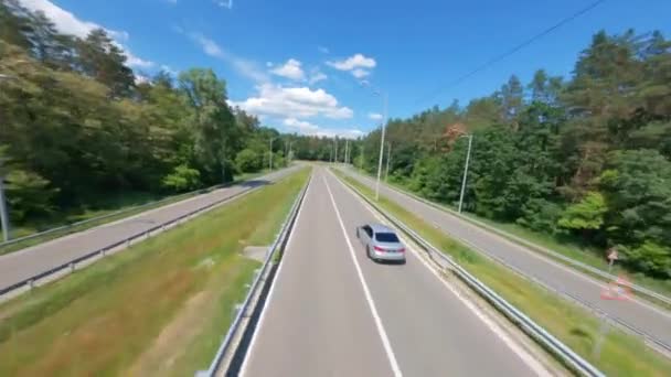 FPV,車が道路を走っている. 混合された森。 道路トリップ,高速道路で移動するビジネスカー, 森林の背景に沿って道路をドライブ, 車の自然の背景. 車,交通機関が付いている風景  - 映像、動画