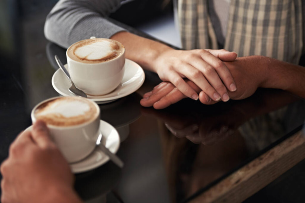 Kahve fincanı, kafe ve rahatlamak destek, empati ve sabah buluşmasında kafein içeceği için el ele tutuşan çift. İlişki, konukseverlik hizmeti ve içki bardağı içerken yakınlaşan insanlara yakın çekim. - Fotoğraf, Görsel