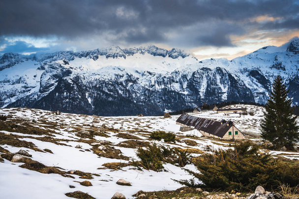 Voorjaarssneeuw op de berg Canin en Montasio - Foto, afbeelding