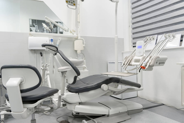 Macchina di trattamento dentale integrata nello studio del dentista della clinica dentistica. Apparecchiature dentali per il trattamento dei pazienti. - Foto, immagini