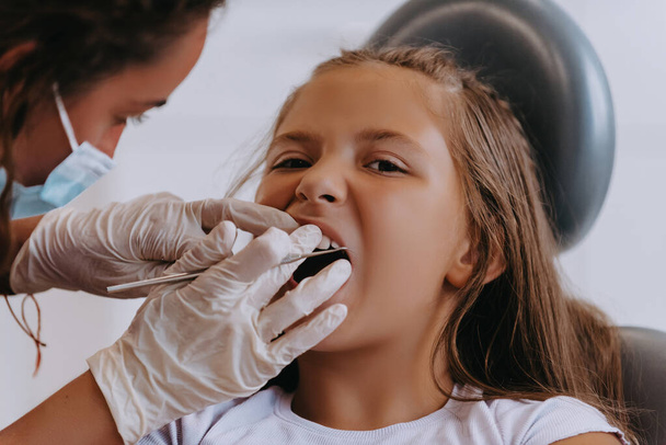 Veselá dívka podstupuje zubní prohlídku v moderní dětské stomatologické klinice.  - Fotografie, Obrázek