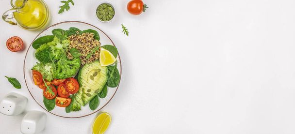 Comedor vegano saludable con brócoli, aguacate, quinua y tomates sobre un fondo blanco. Formato de banner largo. vista superior. - Foto, imagen