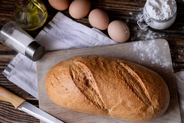 Ekmek. Ahşap arka planda dilimlenmiş ekmek. yiyecek - Fotoğraf, Görsel