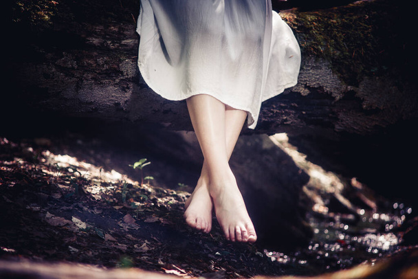 pies de niña descalza en la naturaleza - Foto, Imagen