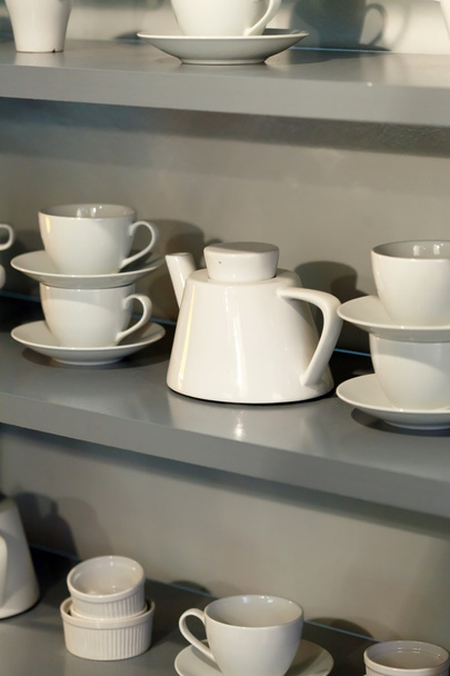 White cups on the shelf - Φωτογραφία, εικόνα