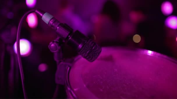 Microfone em um concerto com luzes de discoteca
 - Filmagem, Vídeo