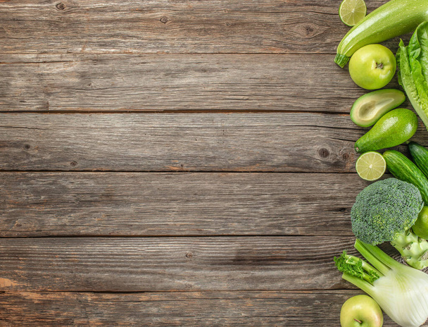 verduras y frutas verdes sobre un fondo de madera, alimentos orgánicos saludables, alimentación limpia, dieta, concepto de comida vegana, vista superior, - Foto, Imagen