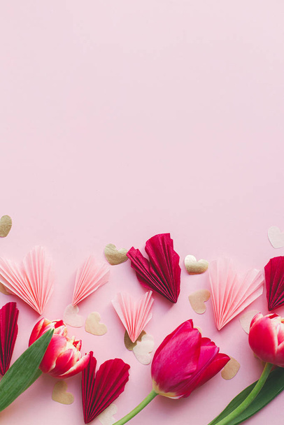 Valentine flat lay. Corações rosa e vermelho elegantes e bordas de tulipas no fundo rosa. Feliz Dia dos Namorados e feliz dia das mães. Modelo de cartão e banner, espaço para texto - Foto, Imagem