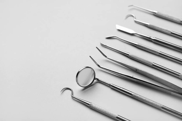 Набір зубних інструментів на білому тлі. Всесвітній день стоматолога - Фото, зображення