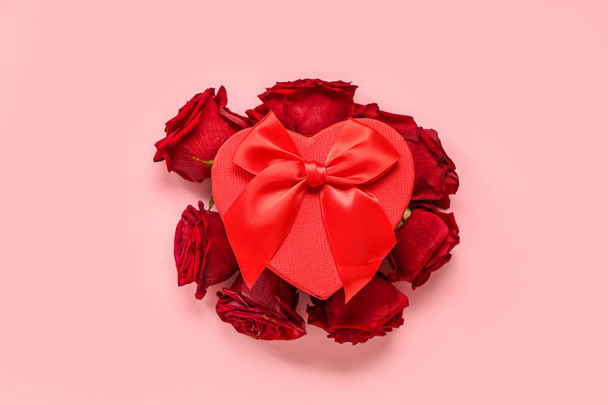 Σύνθεση με κουτί δώρου και τριαντάφυλλα σε ροζ φόντο. Γιορτή του Αγίου Βαλεντίνου - Φωτογραφία, εικόνα