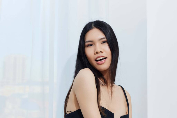 Mujer atractiva chica glamour asiático hermosa feminidad moda cosmética largo retrato elegancia pelo cara modelo pelo lindo belleza blanco negro salón cabello - Foto, imagen
