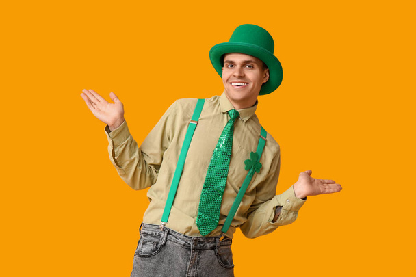 Ευτυχισμένος νεαρός με το καπέλο ξωτικού σε κίτρινο φόντο. Ημέρα του Αγίου Πατρικίου - Φωτογραφία, εικόνα